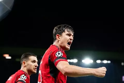 ريمونتادا مجنونة تنتهي برأسية قاتلة من ماجواير المهاجم (فيديو)